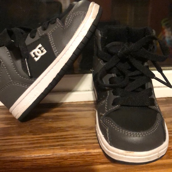 Kids Size 7 DC High Tops - Picture 1 of 4